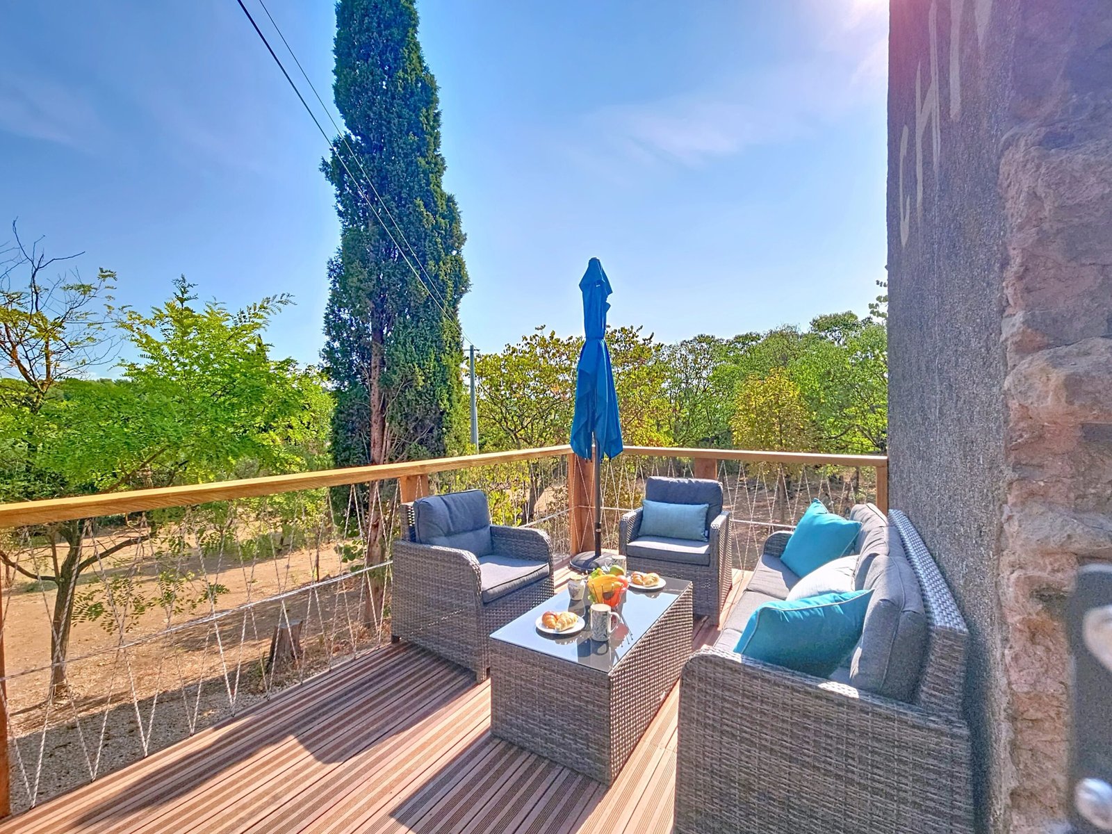 Terrasse suspendue, soleil, salon de jardin, foret