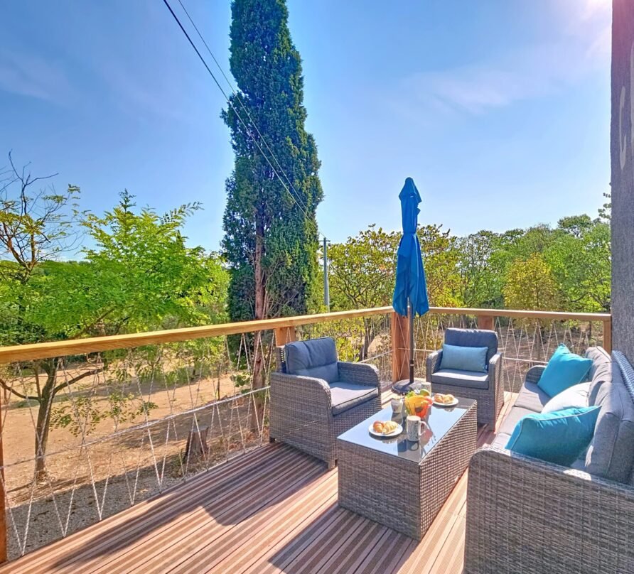 Terrasse suspendue, soleil, salon de jardin, foret