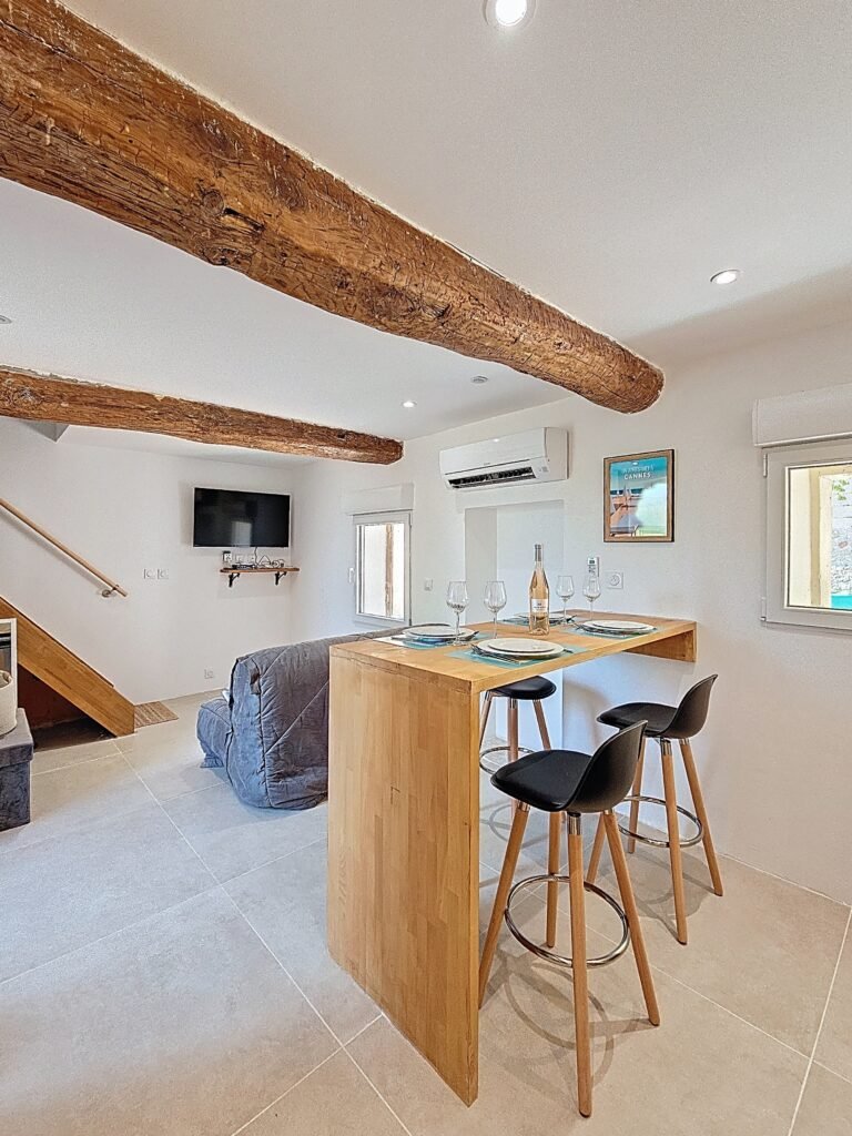 Coin repas pour 4 personnes dans la pièce de vie – Villa Nature