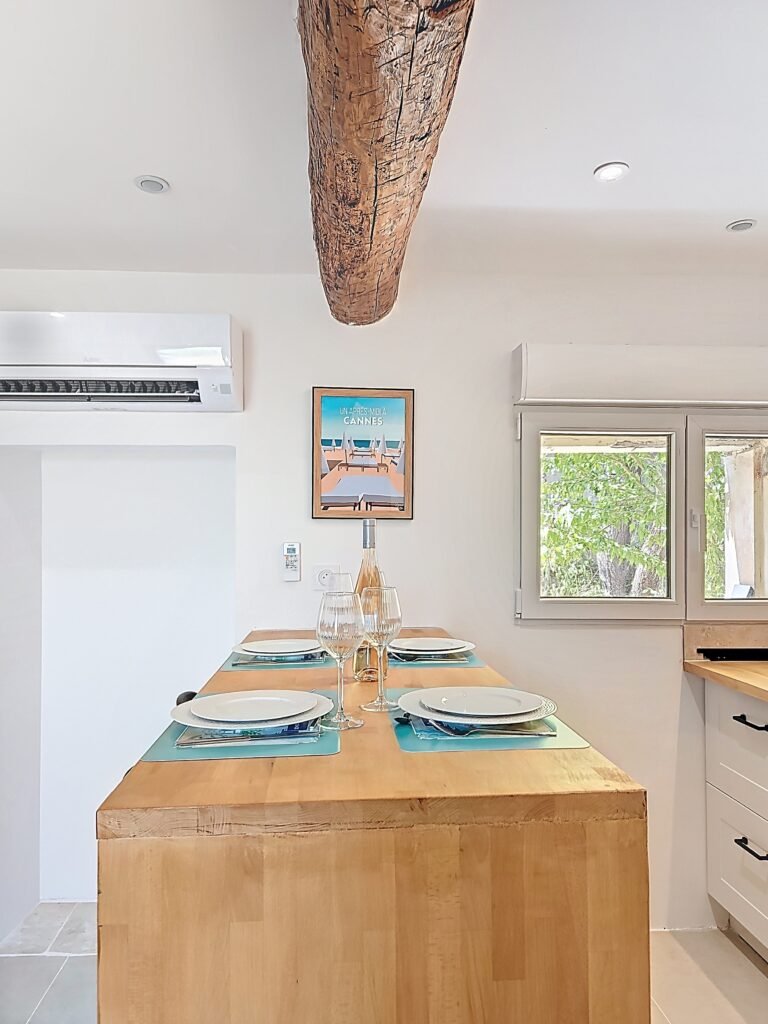 coin repas avec couvert en place