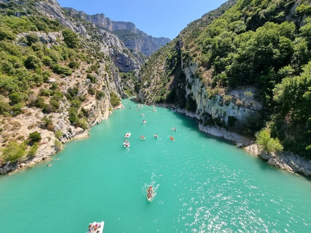 Gorges du Verdon eau turquoise avec des pédalos
