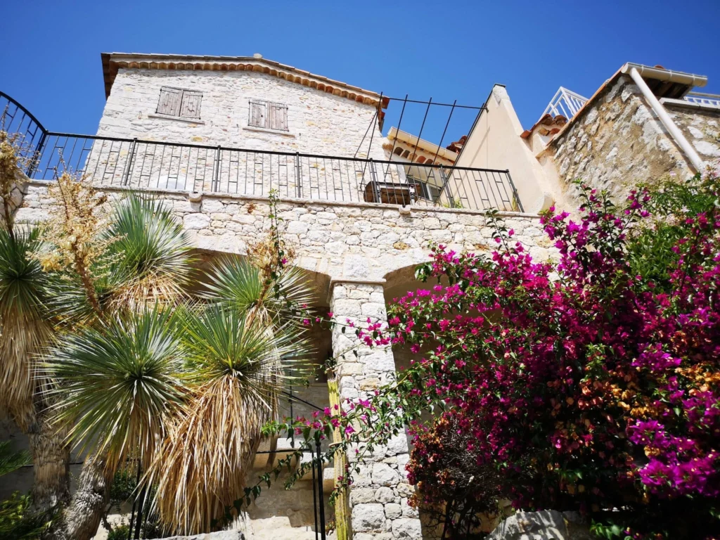 Ruelles fleuries du village médiéval d’Èze sur la Côte d’Azur