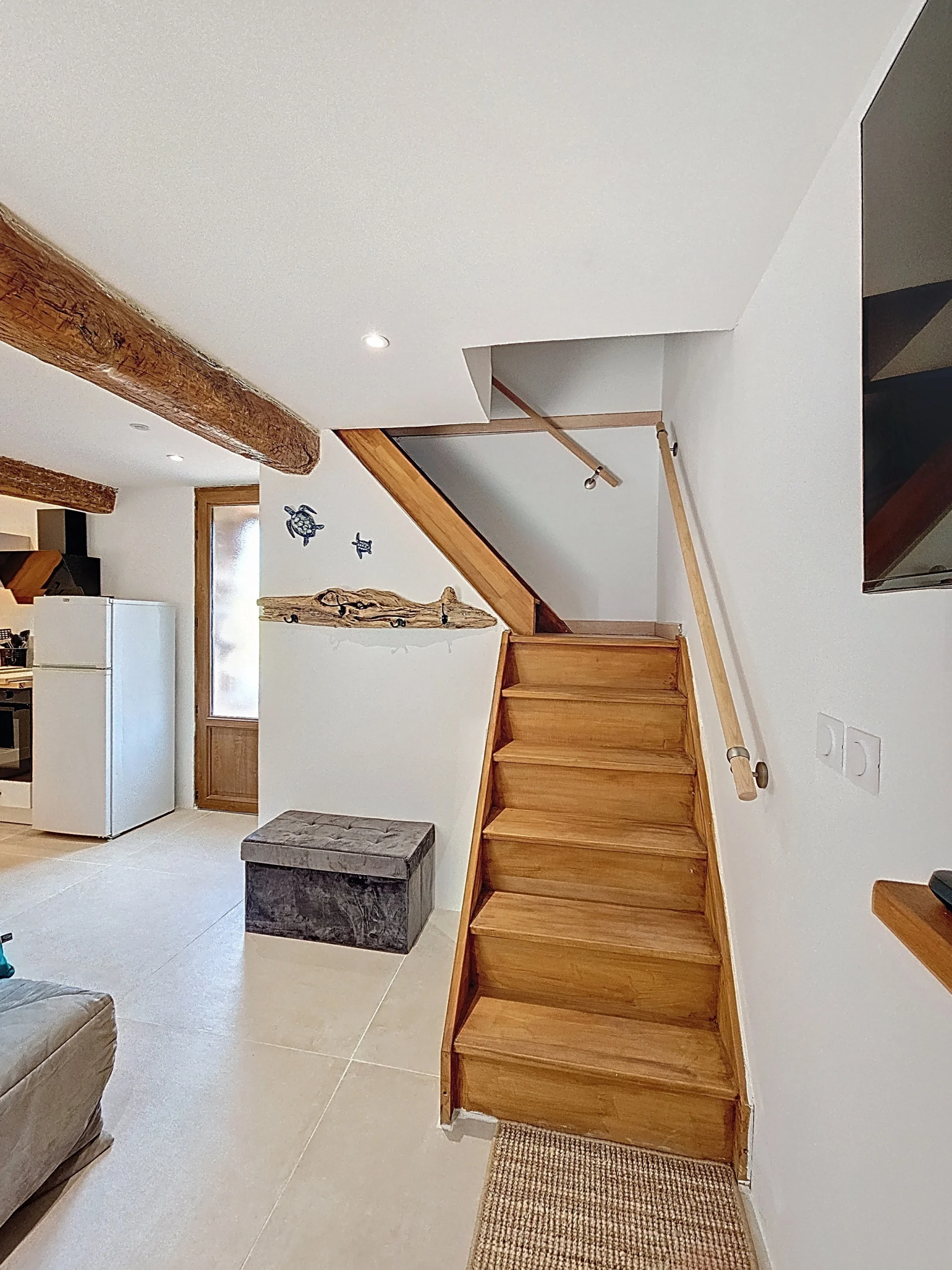Location de vacances en Provence avec intérieur rénové, cuisine équipée ouverte et escalier en bois