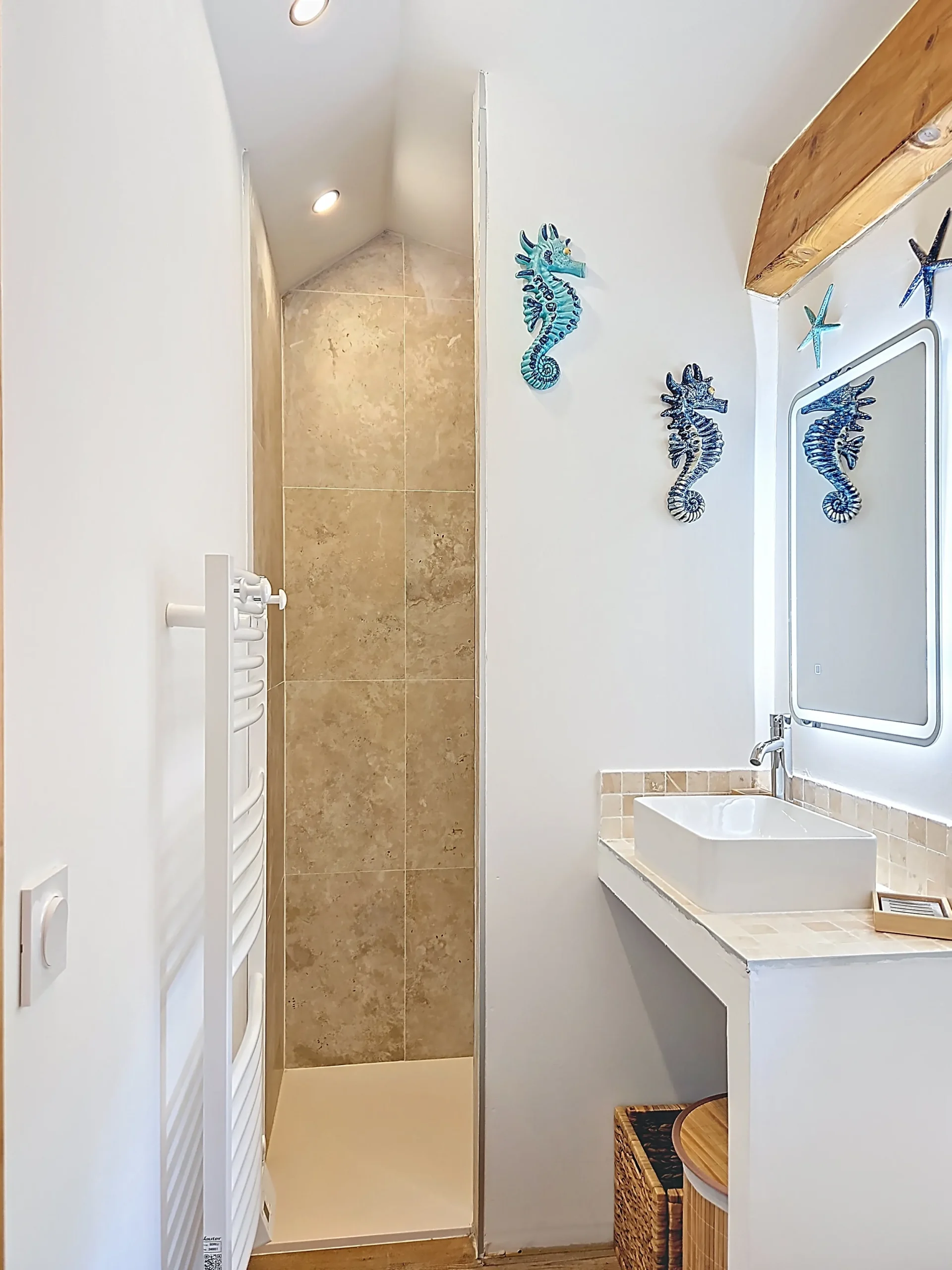 Salle d’eau rénovée avec douche à l’italienne et vasque moderne dans une villa en Provence