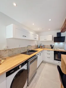 lCuisine équipée moderne dans la Villa Nature, location de vacances tout confort au Cannet-des-Maures en Provence