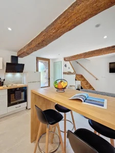 Cuisine ouverte avec espace repas dans la Villa Nature, location de vacances tout confort au Cannet-des-Maures en Provence