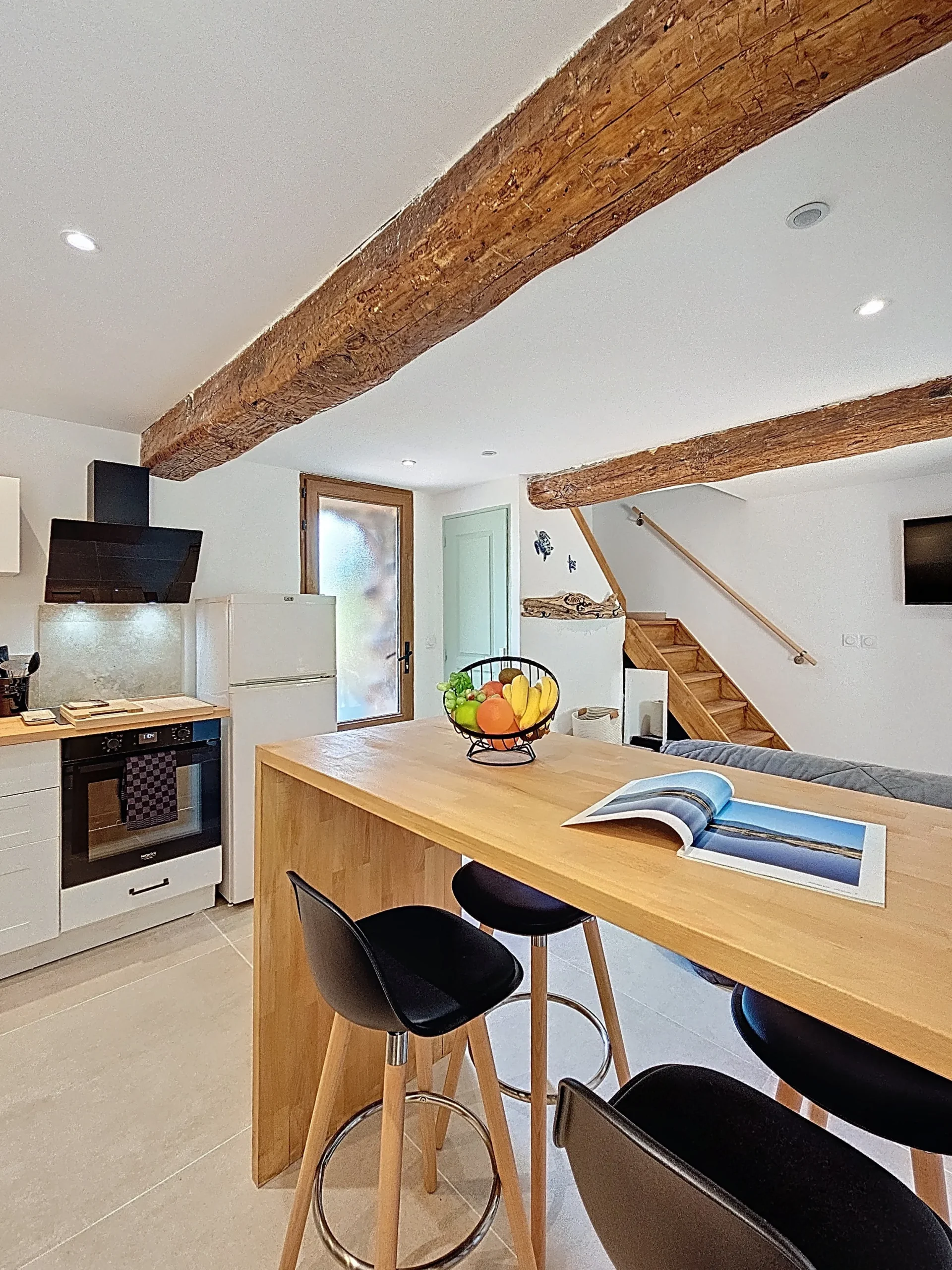Cuisine ouverte avec espace repas dans la Villa Nature, location de vacances tout confort au Cannet-des-Maures en Provence