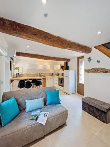 Salon lumineux et confortable de la Villa Nature, location de vacances familiale au Cannet-des-Maures en Provence