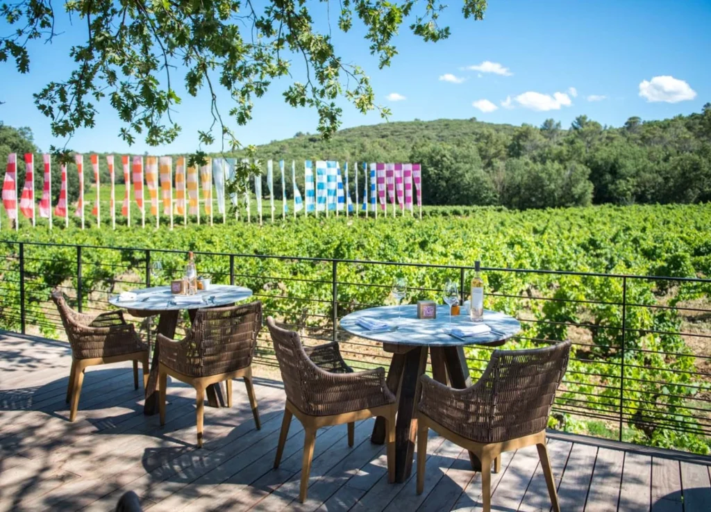 Restaurant de la Commanderie de Peyrassol au cœur des vignes en Provence, une excursion à découvrir pendant votre séjour à la Villa Nature et à la Villa Les 2 Oliviers.