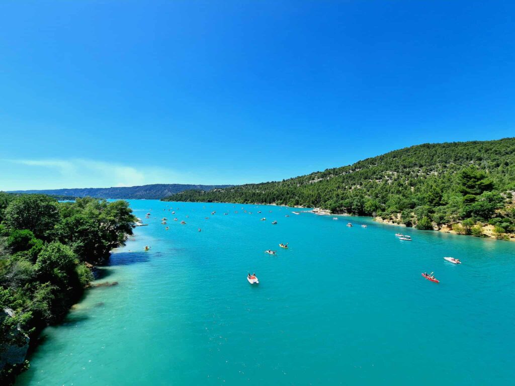 Vue panoramique du lac de Sainte-Croix dans les Gorges du Verdon, une excursion incontournable depuis la Villa Nature et la Villa Les 2 Oliviers.